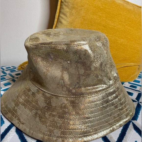 NWOT! FREE PEOPLE METALLIC GOLD
BUCKET HAT - Picture 3 of 7